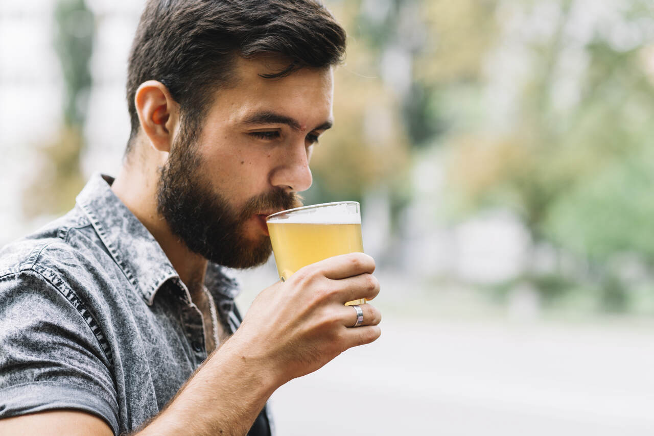 Como saber se sou alcoólatra? Principais sinais e tratamentos